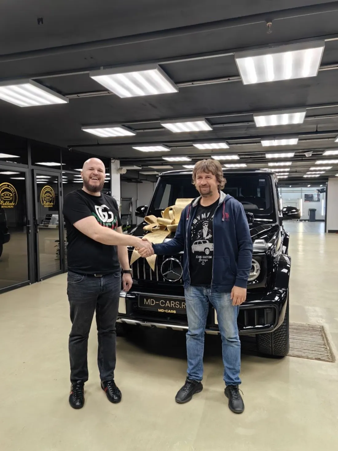 Передача ключей от нового Mercedes-Benz G-класса новому владельцу в шоуруме MD Cars