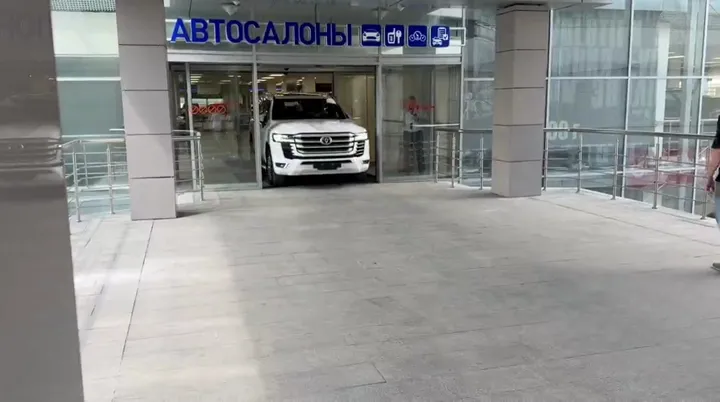Toyota Land Cruiser 300, Выдача