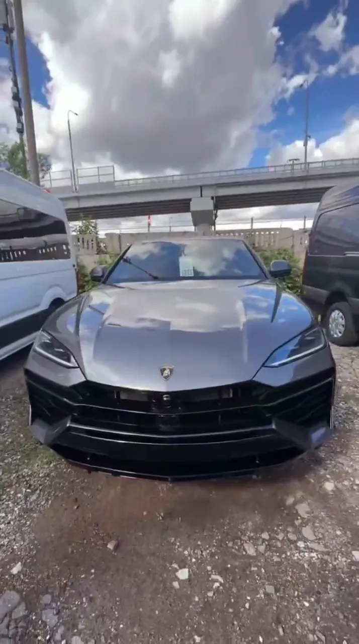 Lamborghini Urus SE, Лизинг